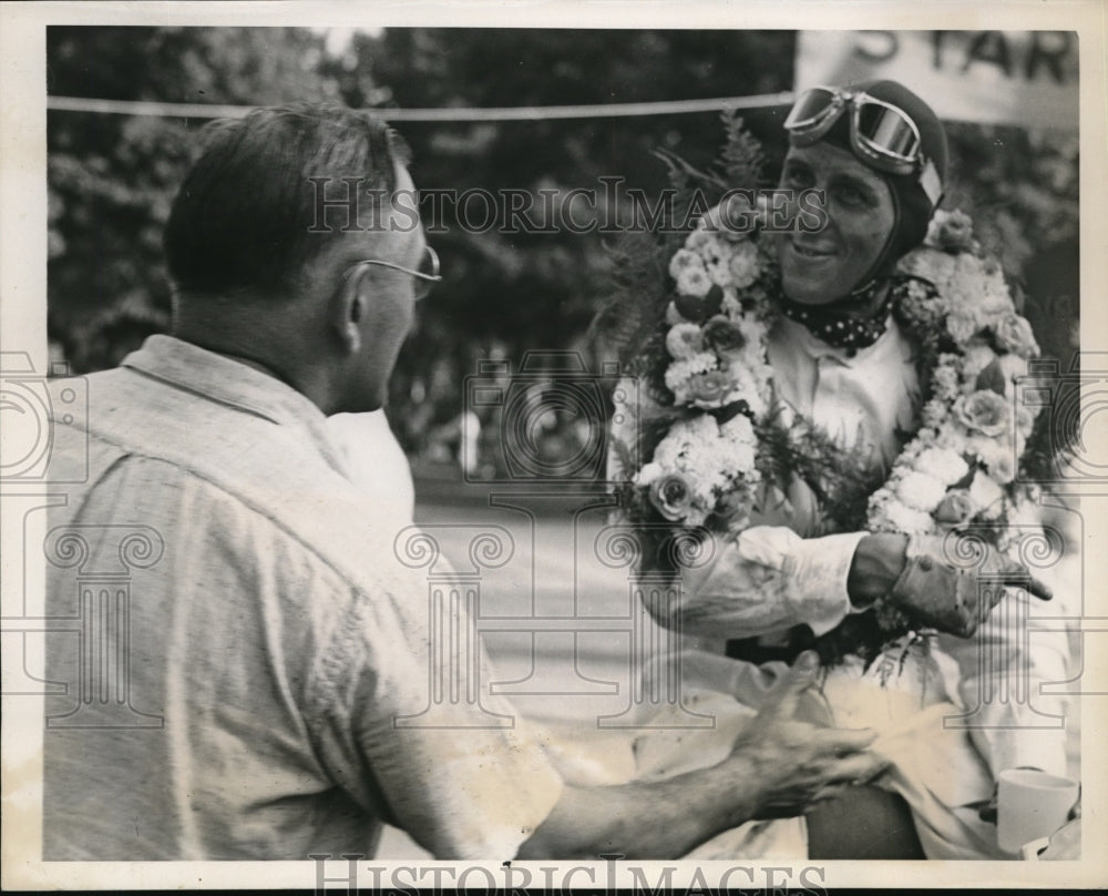 1940 Press Photo Richard Wharton with Wreath After Finish of Race A Round Horses - Historic Images