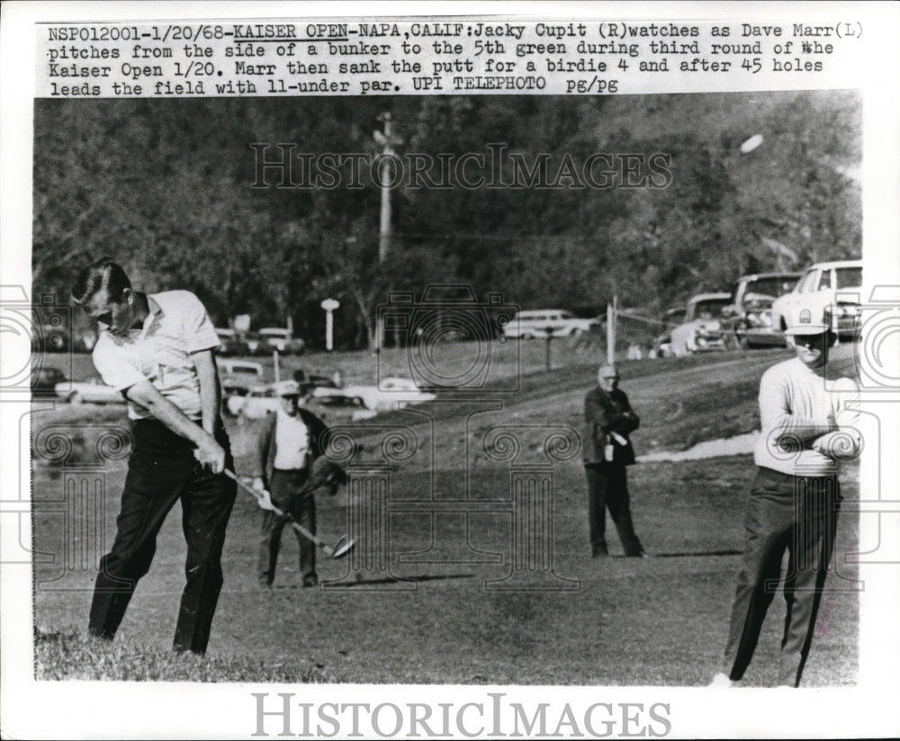 1968 Press Photo Jacky Cupit Watched Dave Narr on 5th Green Kaiser Open - Historic Images