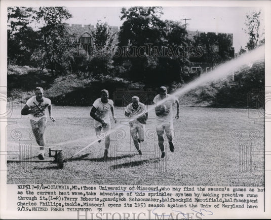 1958 Press Photo University of Missouri Football Players Practice In Sprinklers - Historic Images