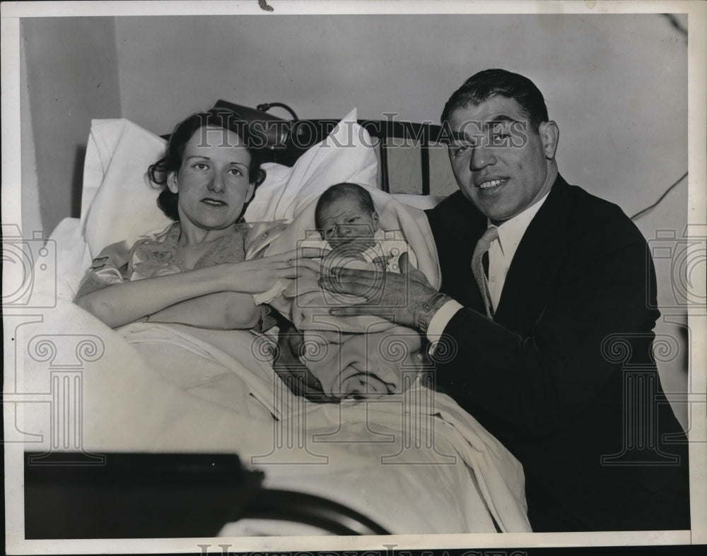 1934 Joe Savoloi Notre Dame Fullback With Wife And Newborn Baby Boy - Historic Images