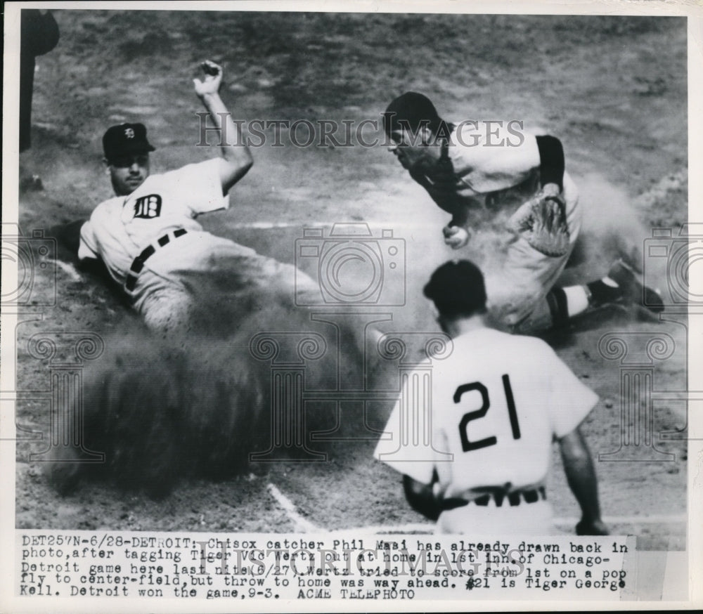 1950 Press Photo Chicago Sox Catcher Phil Masi Tags Detroit Tiger Vic Wertz - Historic Images