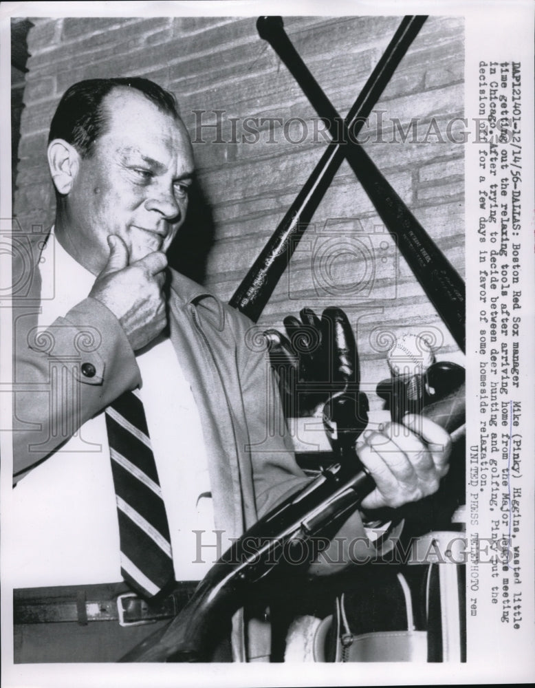 1956 Press Photo Boston Red Sox Manager Mike Higgins Enjoys Time Off in Dallas - Historic Images