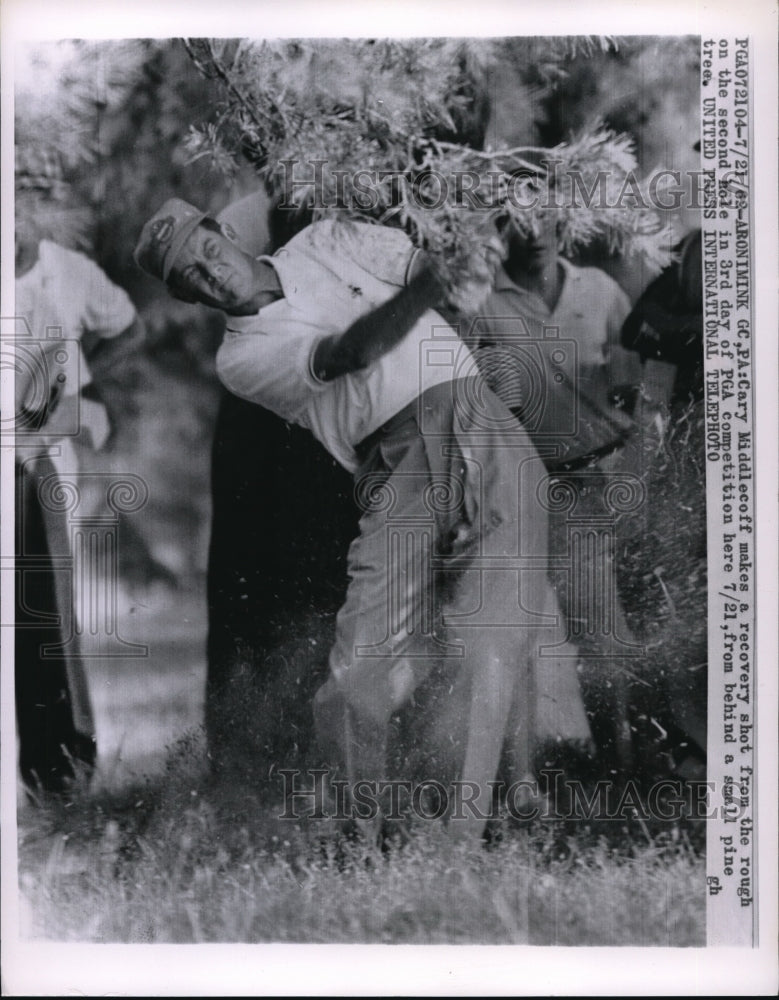 1962 Press Photo Cary Middlecoff with a recovery shot in the 3rd day of PGA comp - Historic Images