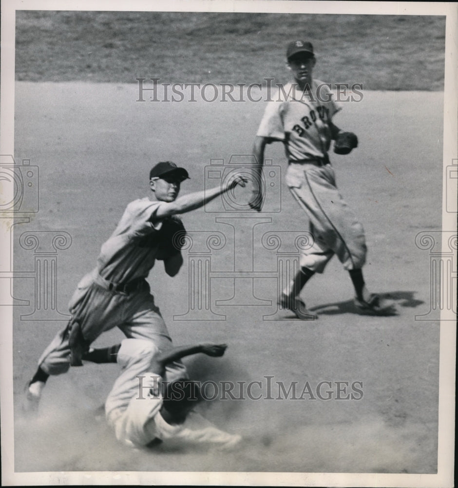 1950 Press Photo A double play by St Louis taking out Bob Avila and Ray Murray - Historic Images