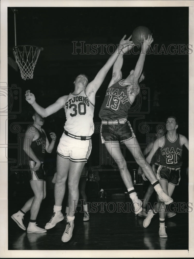 1962 Press Photo Doll Of Miami Of Ohio Gets Rebound Over St Johns Davis - Historic Images