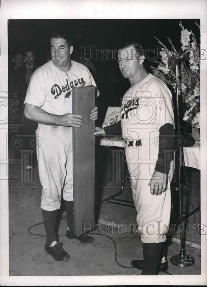1940 Press Photo Chuck Dressen Coach Dodgers Freddie Fitzsimmons Pitcher MLB - Historic Images