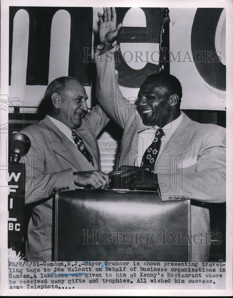 1951 Press Photo Camden, NJ Mayor Brunner & Joe Walcott at Kenny;s restaurant - Historic Images