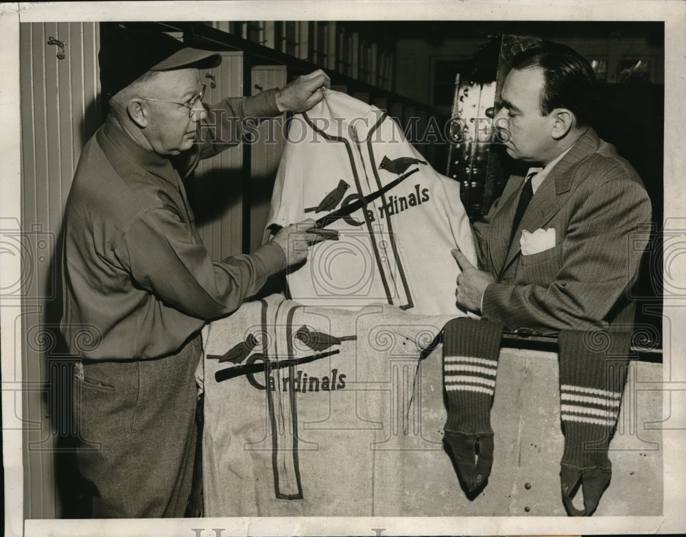 1947 Press Photo St Petersburg, Fla Cards coach B Wares, Leo Ward, &amp; uniforms - Historic Images