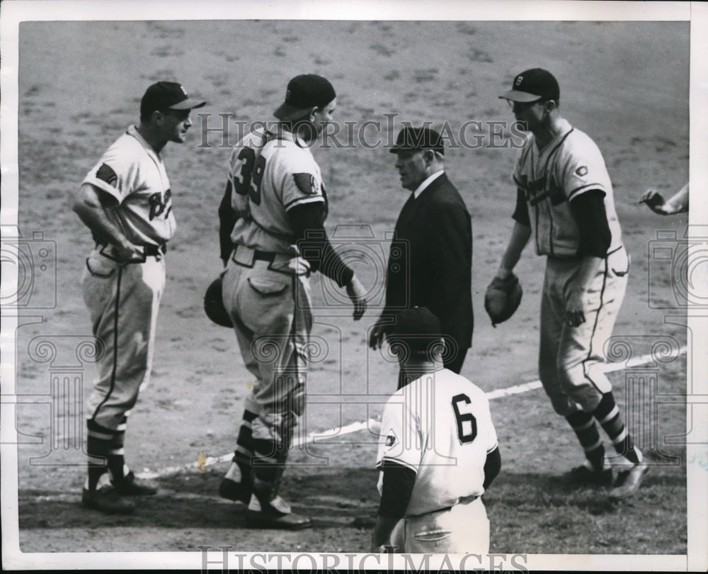 1951 Press Photo Umpire Bill Stewart Talks to Braves Sibby Sisti & Walker Cooper - Historic Images