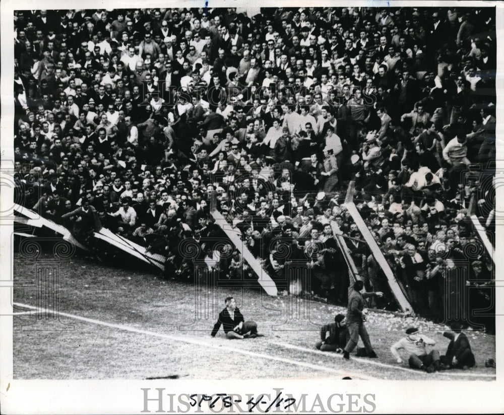 1969 Press Photo Fans Injured By Fence Collapse LaPlata, Argentina Stadium - Historic Images