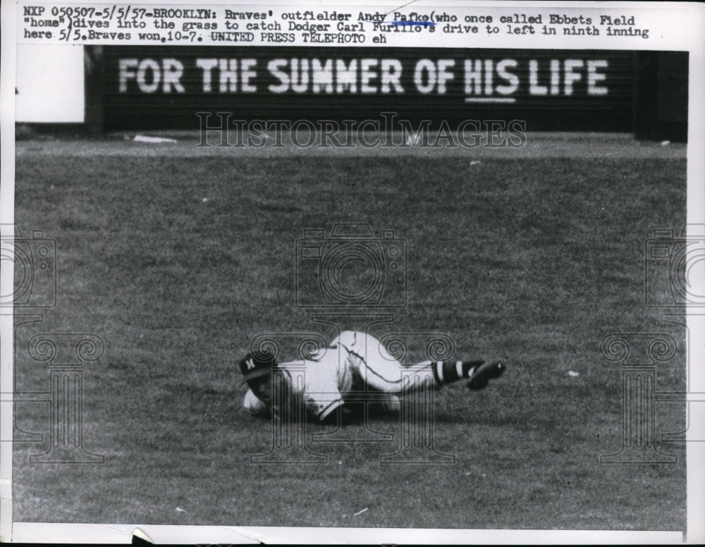 1957 Press Photo Andy Pafko dives to catch the ball hit by Carl Furillo - Historic Images