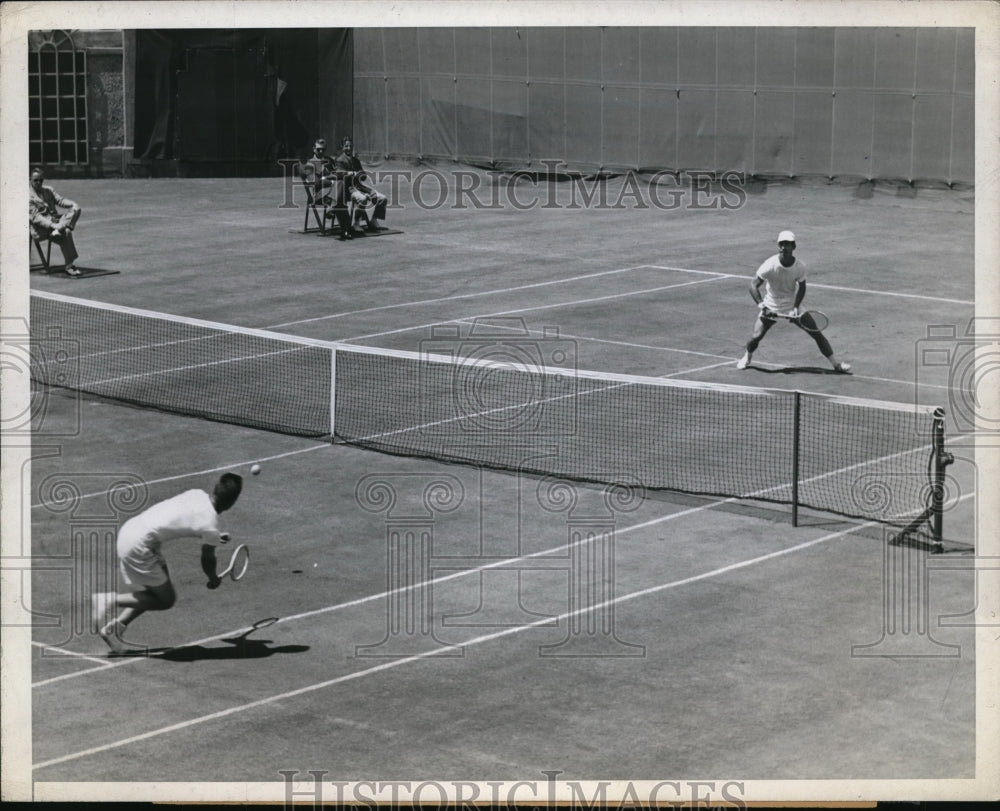 1946 Press Photo Bobby Riggs wins Tennis Semi-Final with Wayne Sabin during - Historic Images