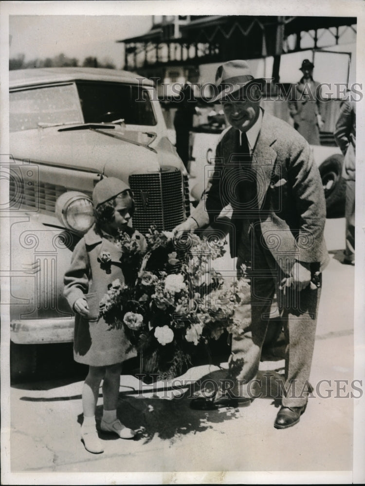 1937 Press Photo Bouquet for De Palma - nes14885 - Historic Images