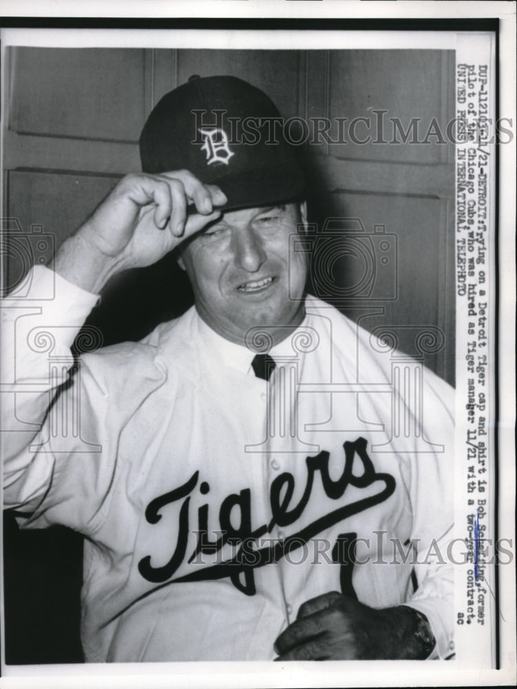 1960 Press Photo Trying on a Detroit cap and shirt is Bob Scheffing, manager - Historic Images