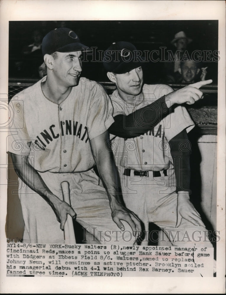 1948 Press Photo Bucky Walter(R), Cincinnati&#39;s new manager, talks to Hank Sauer - Historic Images