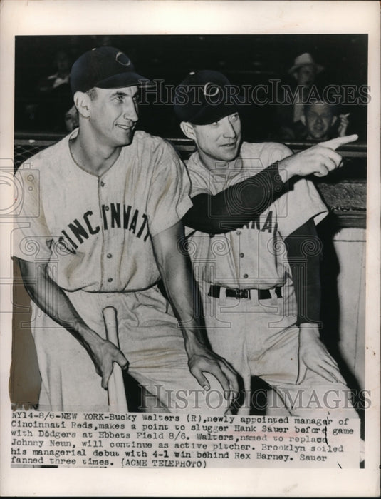 1948 Press Photo Bucky Walter(R), Cincinnati's new manager, talks to Hank Sauer - Historic Images
