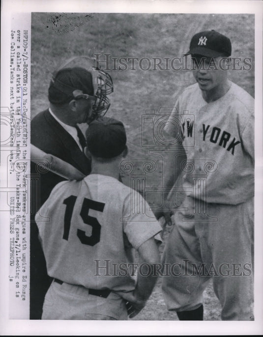 1954 Press Photo Gil MacDougald(R) yankees argues with Umpire Ed Runge - Historic Images
