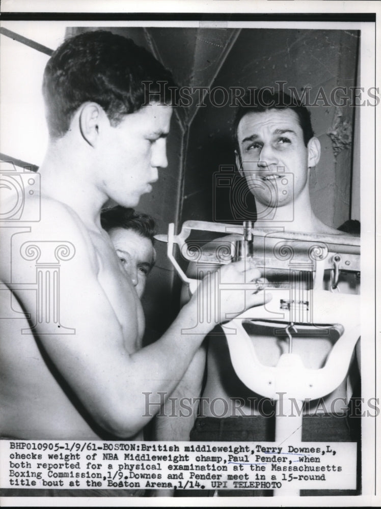 1961 Press Photo British Terry Downes(L) checks weight of champion Paul Pender - Historic Images