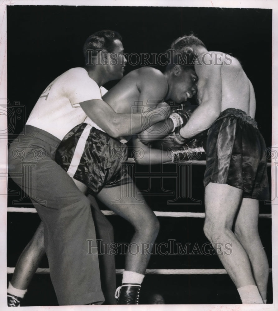 1951 Press Photo Sugar Ray Robinson referees fight between his sparring partner - Historic Images