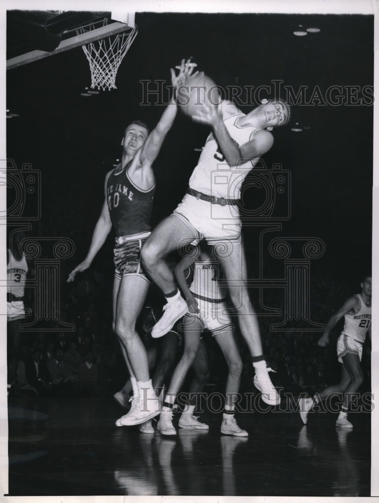 1959 Press Photo Phil Warren of Northwestern grabs ball and scores on ...