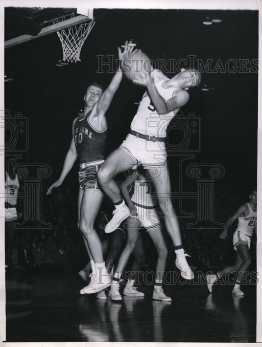 1959 Press Photo Phil Warren of Northwestern grabs ball and scores on rebound - Historic Images