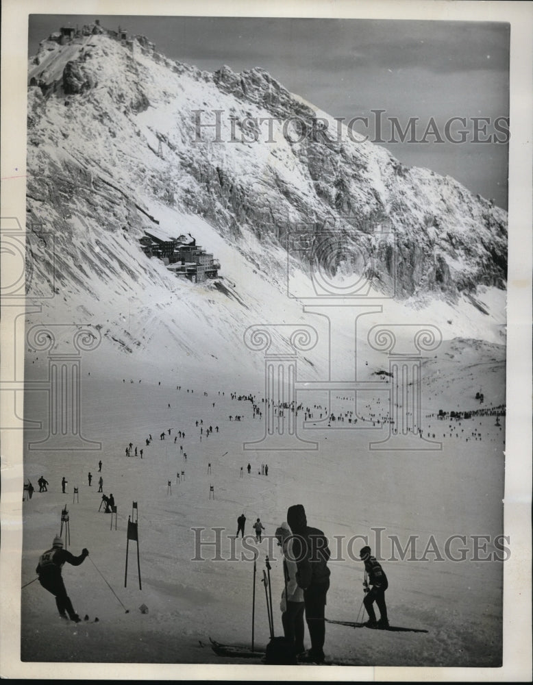 1962 Press Photo Garmisch, GermanyZugspitze Mt skiers - nes15319 - Historic Images