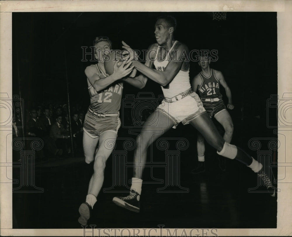 1950 Press Photo Niagara University Basketball players - Historic Images