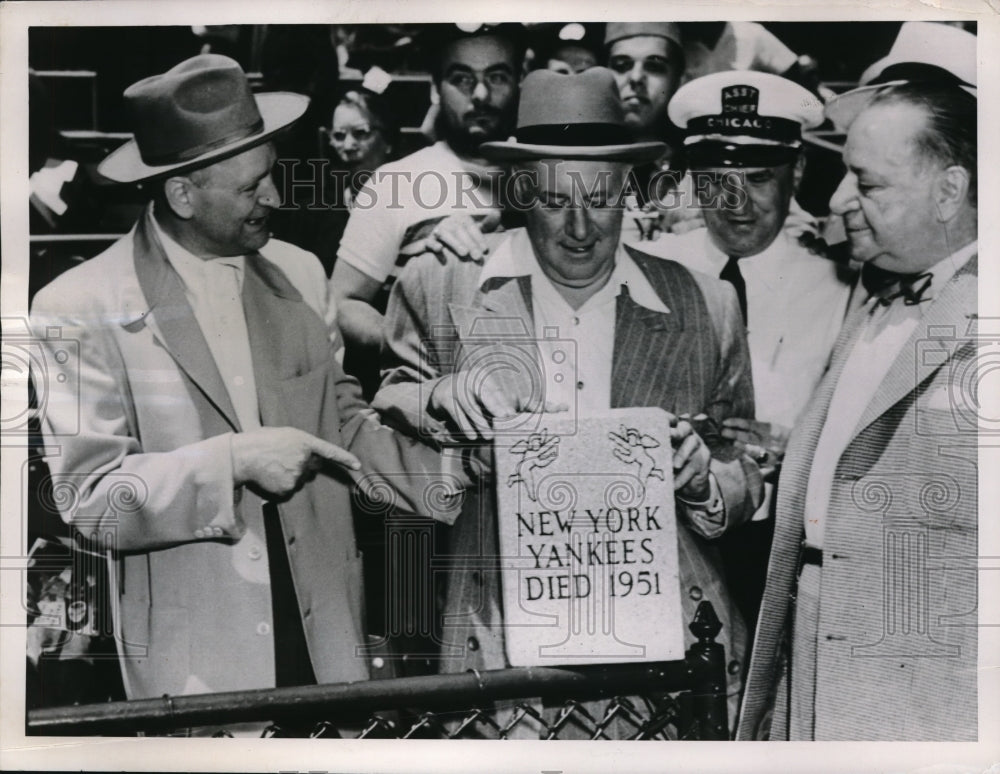 1951 Press Photo Charley Hepp shows fellow fans the granite headstone he bought - Historic Images