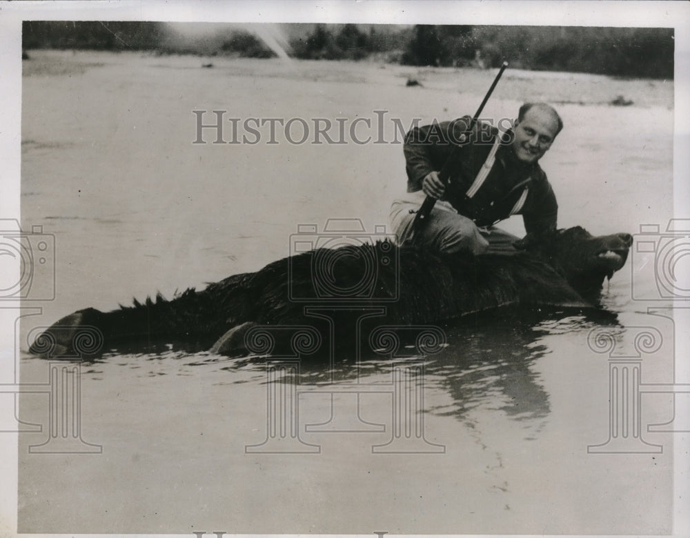 1935 Press Photo Herbert Fleishhacker with a grizzly bear in Alaska - Historic Images