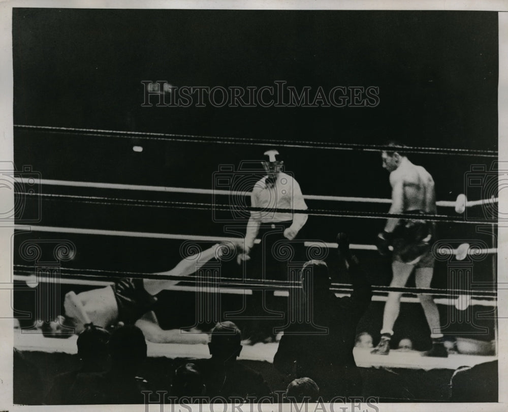 1938 Press Photo Eddie Phillips Knocks Out Ben Foord During Bout - nes15606 - Historic Images