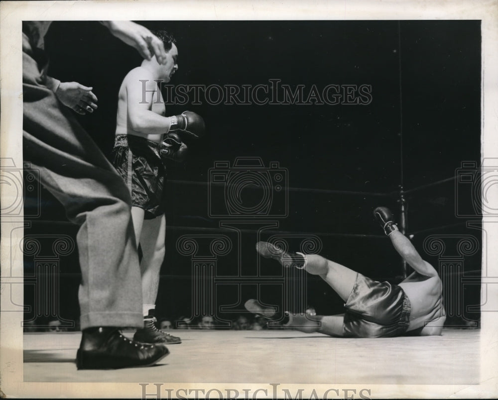 1945 Press Photo Mauriello Watches Opponent Budas Fall To Canvas - nes15608 - Historic Images