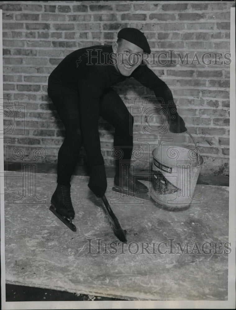 1935 Press Photo Ice Skater Bobby McLean paints floor to make Ice rink - Historic Images