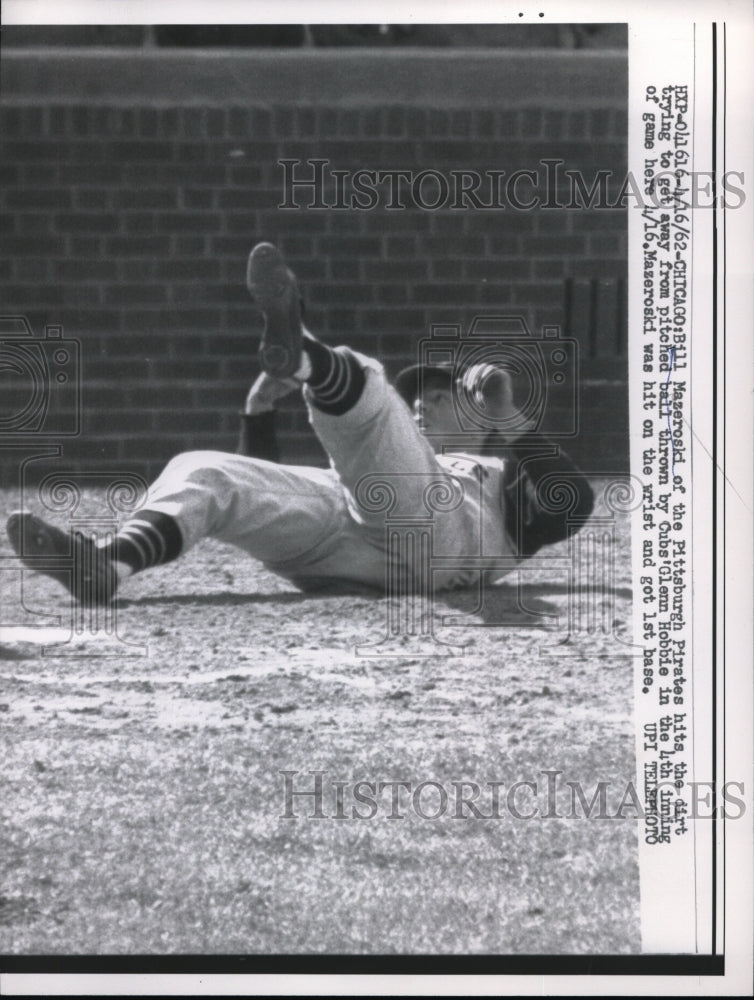 1962 Press Photo Bill Mazeroski of the Pittsburgh Pirates dive from pitch Ball. - Historic Images