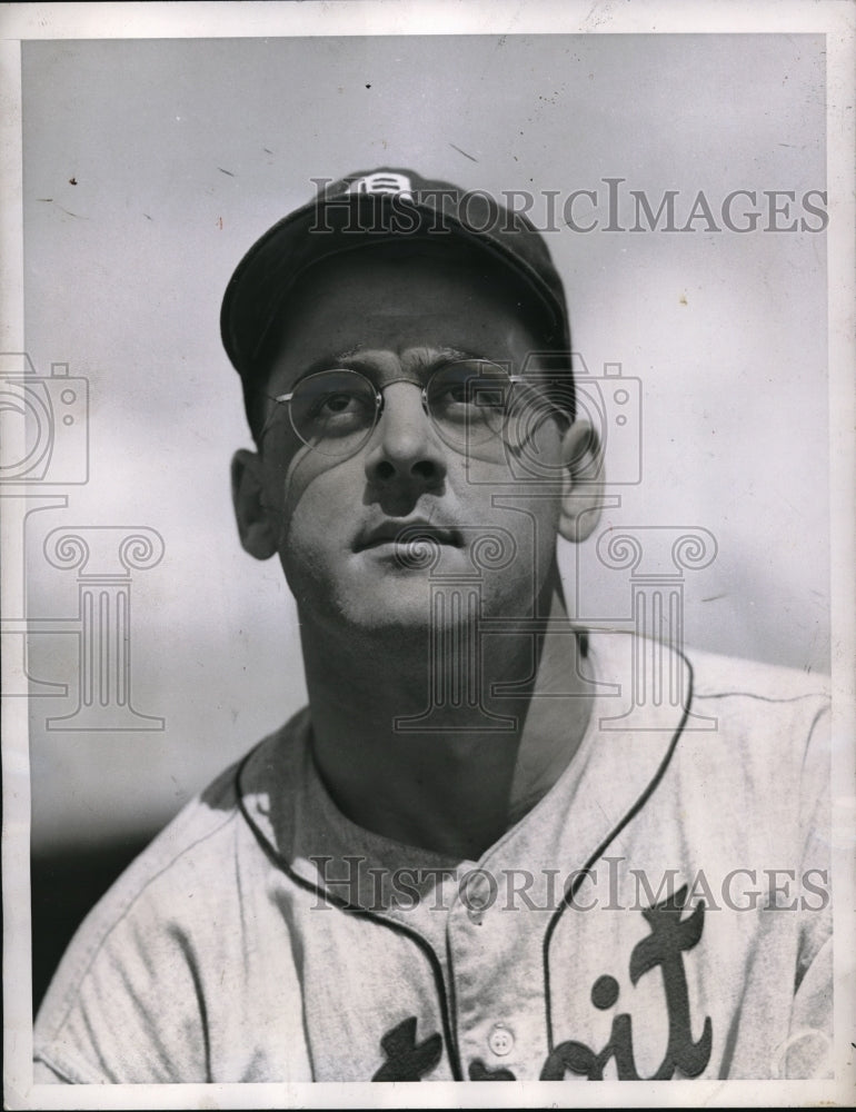 1942 Press Photo Leslie Mueller at the club&#39;s spring training headquarter - Historic Images