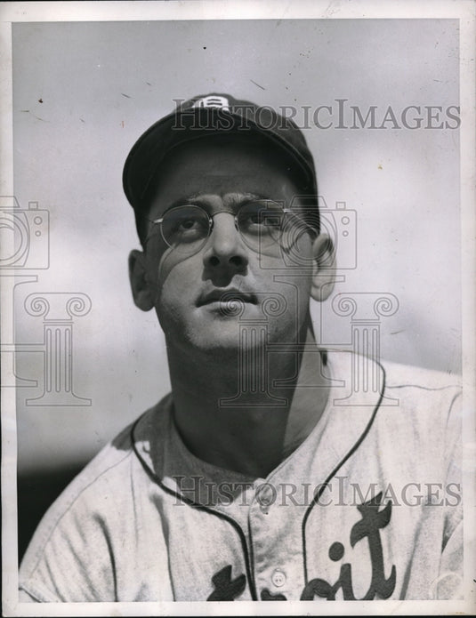 1942 Press Photo Leslie Mueller at the club's spring training headquarter - Historic Images
