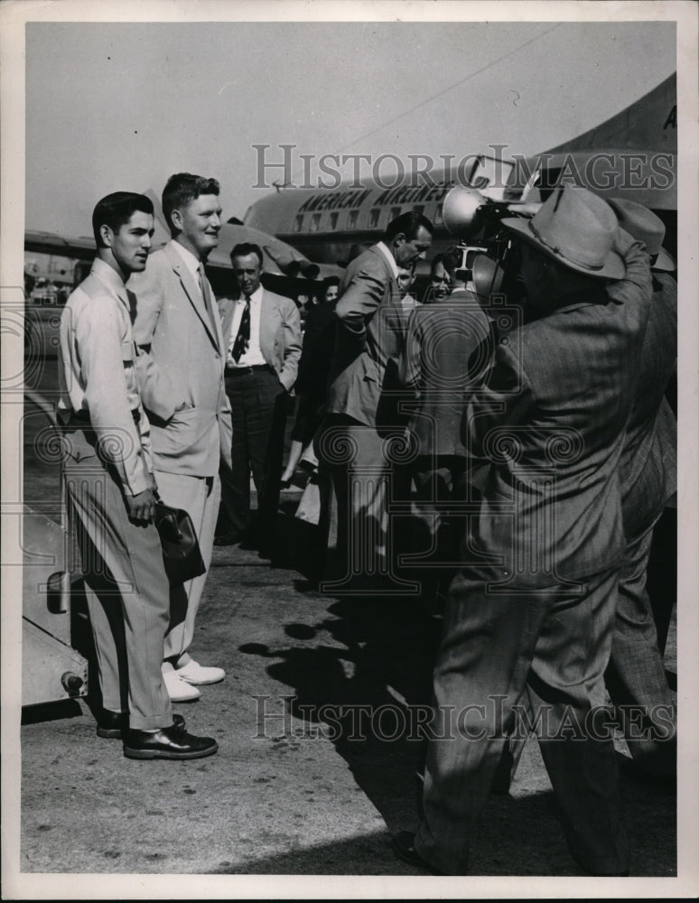 1951 Press Photo Ronnie Montgomery and Joe Davidson as they arrived in Cleveland - Historic Images