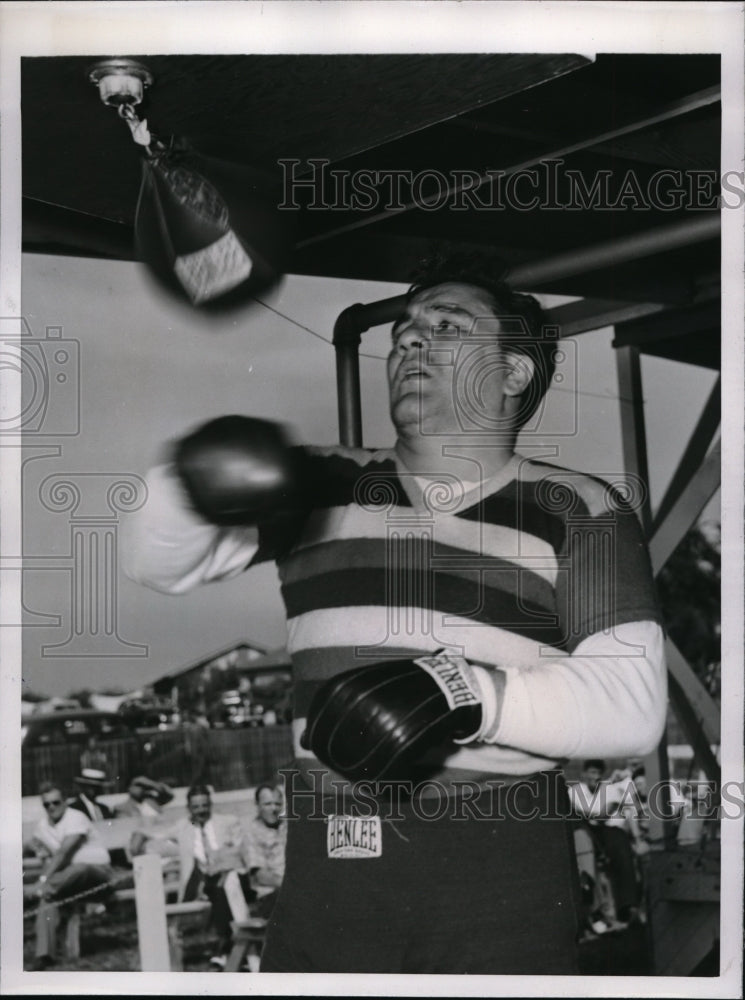 1946 Press Photo Heavyweight Tami Mauriello workout atJumping Brook Country Club - Historic Images