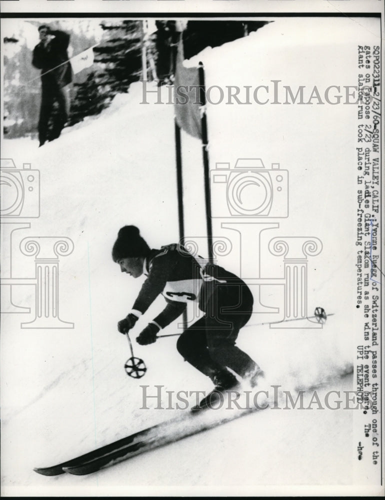 1960 Press Photo Yvonne Ruegg Of Switzerland Passes Through Gate In Giant Slalom - Historic Images