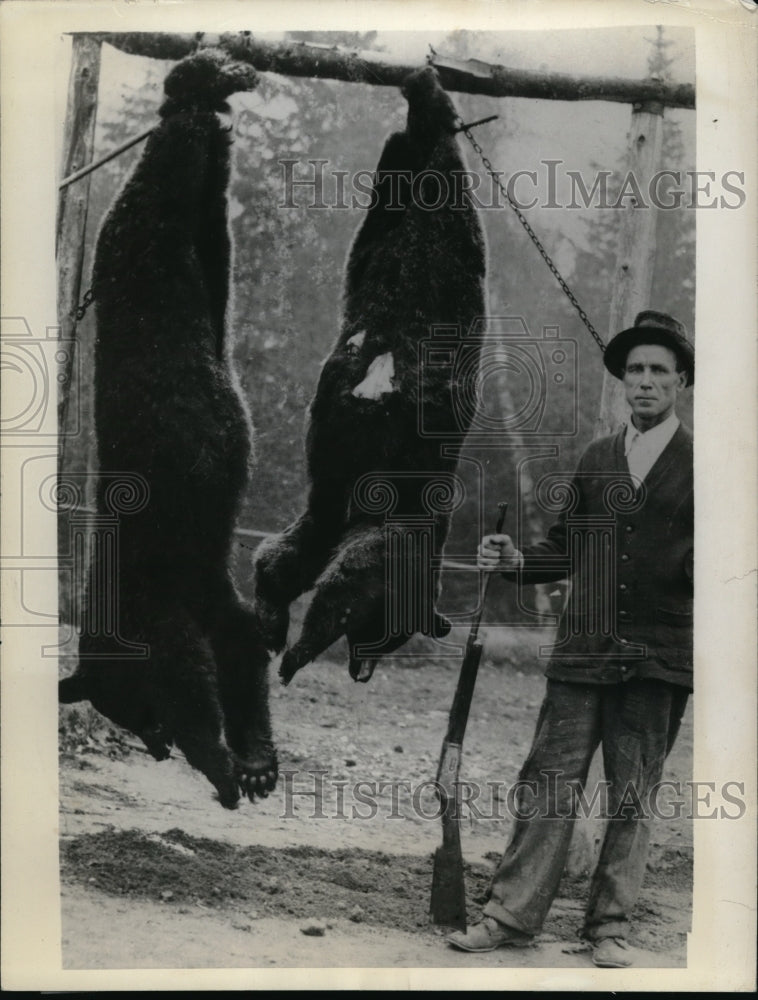 1937 Press Photo Joe Willett shown with two bears he shot after large one killed - Historic Images