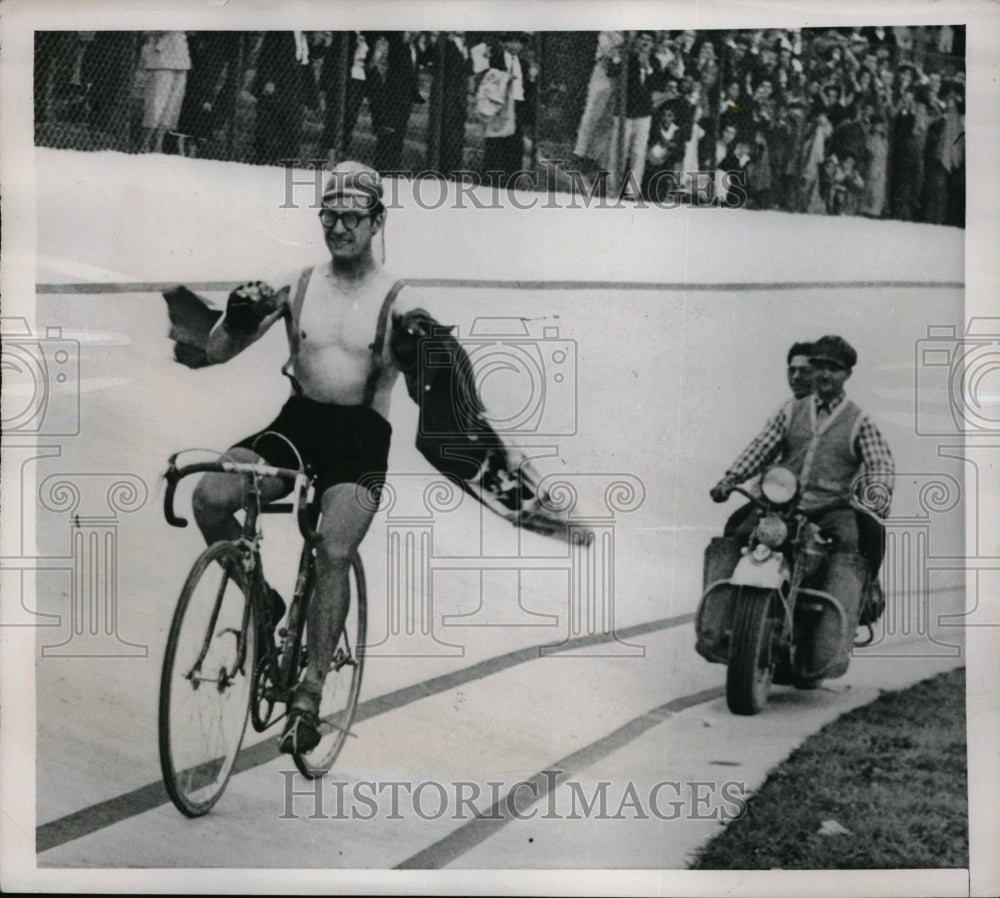 1952 Press Photo French Bicyclist Jesse Beyaert rides no-hands and bare chested. - Historic Images