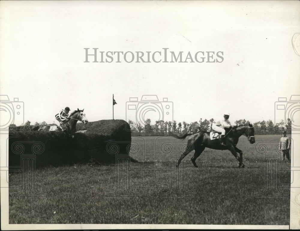 1930 Press Photo Racing Session Rooney Leads Westbury Steeplechase Handicap - Historic Images