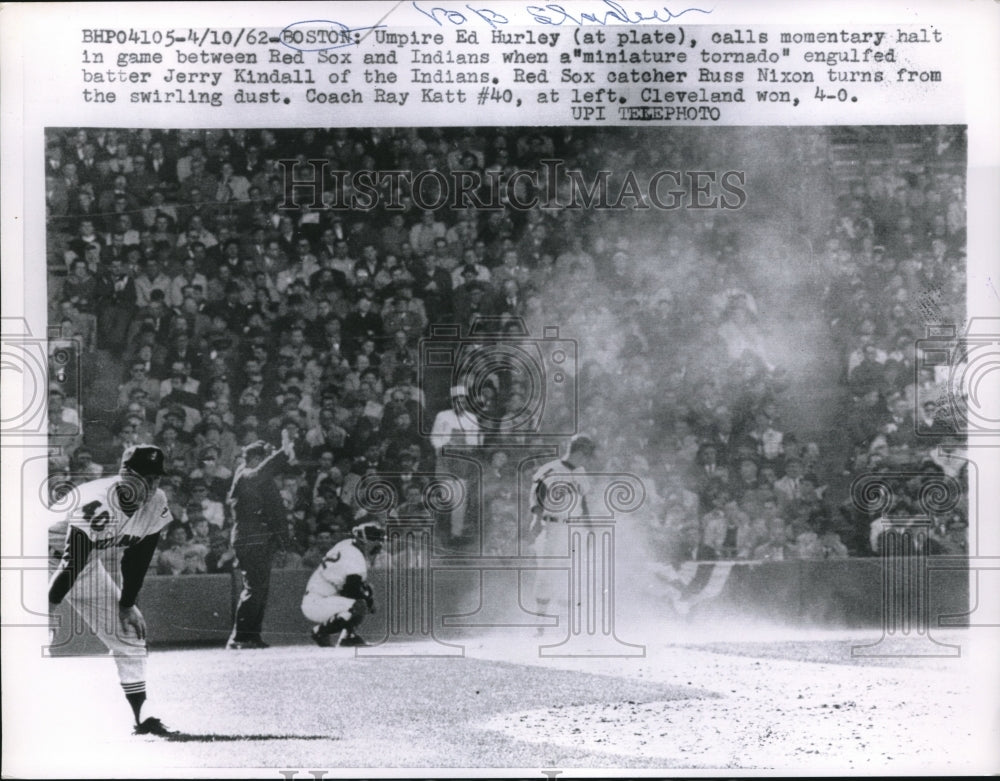 1962 Press Photo Umpire Ed Hurley stops the Red Sox and Indians game when a mini - Historic Images