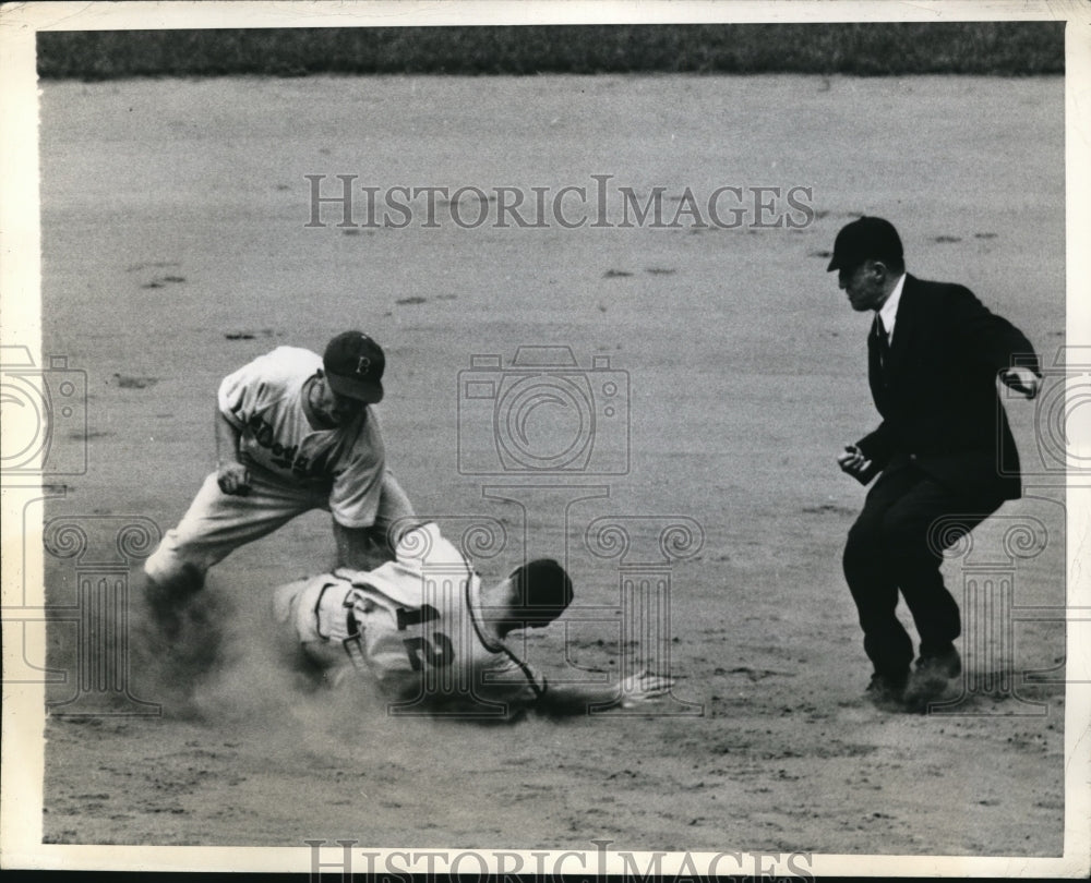 1945 Press Photo Cardinal Johhny Hopp out at 3rd vs Dodger Stankey - nes16513 - Historic Images