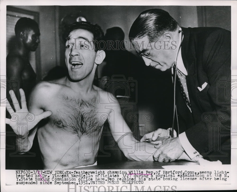 1952 Press Photo NYC featherweight champ Willie Pep & official Vincent Nardelio - Historic Images