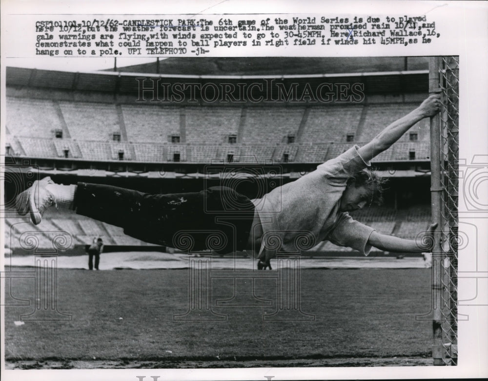 1962 Press Photo 6th game World Series Richard Wallace on field in the rain - Historic Images