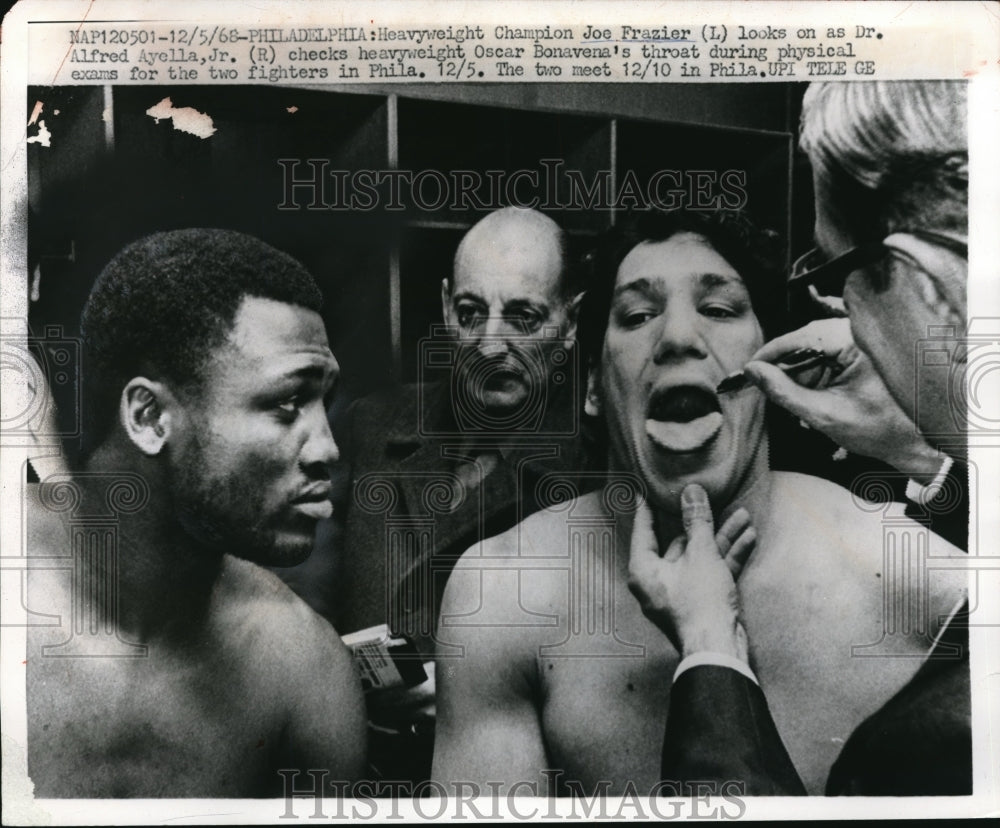 1968 Press Photo Boxer Joe Frazier &amp; Dr Alfred Ayolla Jr &amp; Oscar Bonavena - Historic Images
