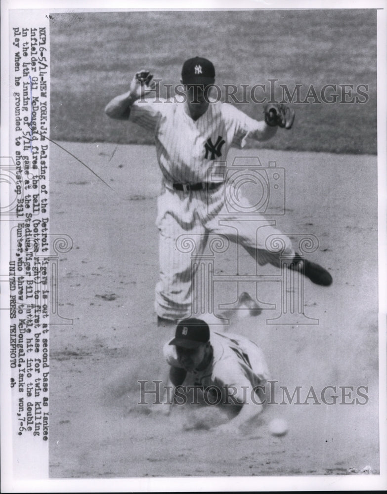 1955 Press Photo Jim Delsing of Tigers out at 2nd vs Yankee Gil McDougal - Historic Images