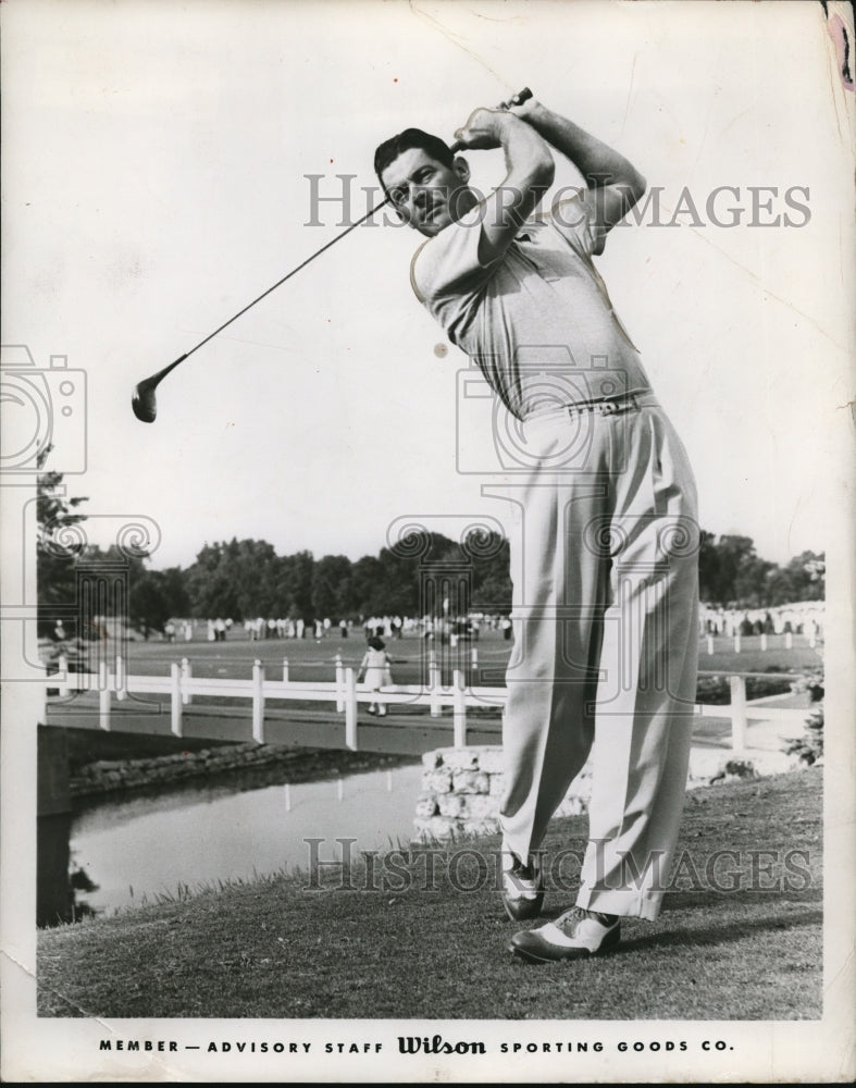 1953 Press Photo Cary Middlecoff golfer with Wilson sporting goods - nes17041 - Historic Images