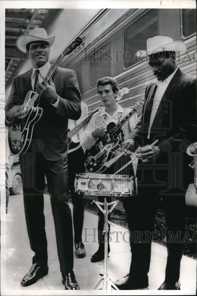 1966 Press Photo BostonErnie Terrell, Doug Jomes at Union Station - nes17079 - Historic Images