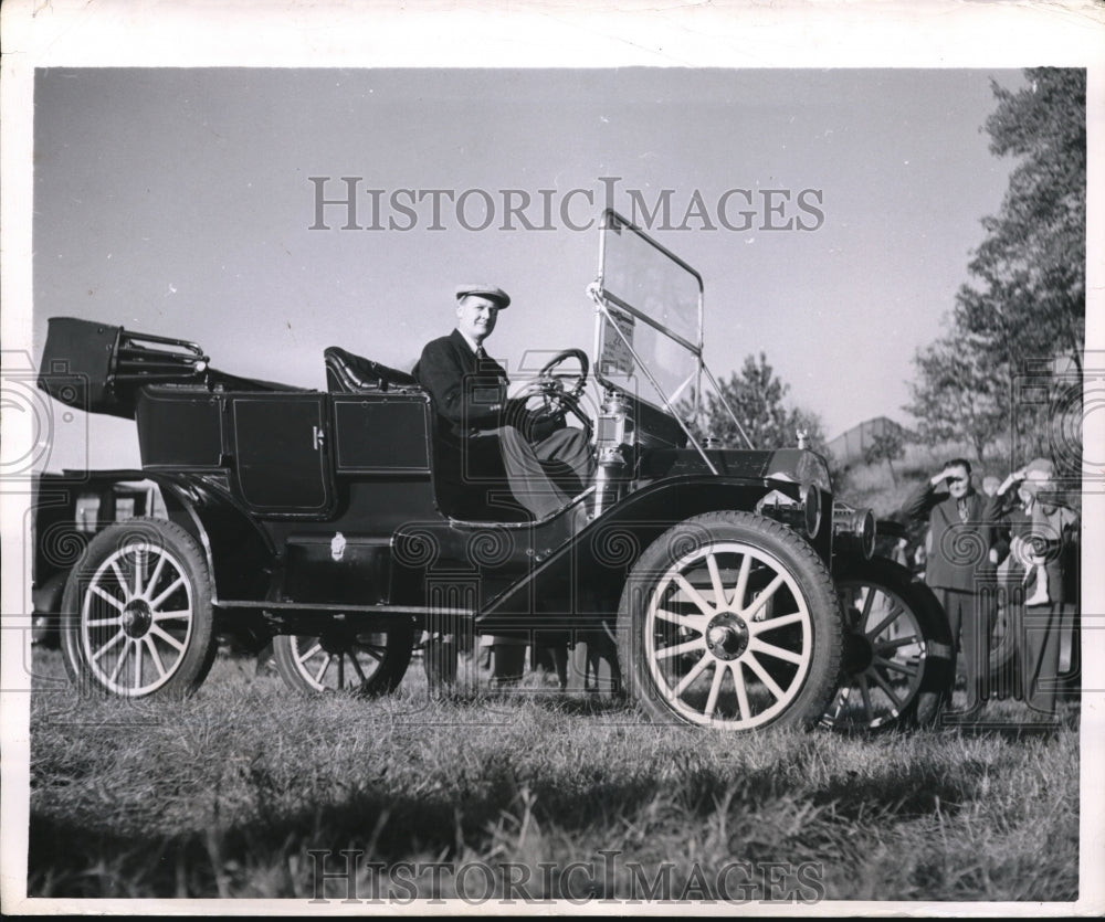 1952 Press Photo A 1911 Ford auto owned by Robert Cushing in MAss - nes17331 - Historic Images